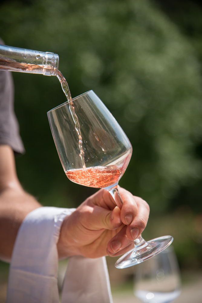 Verre de rosé au restaurant du Domaine Saint Julien